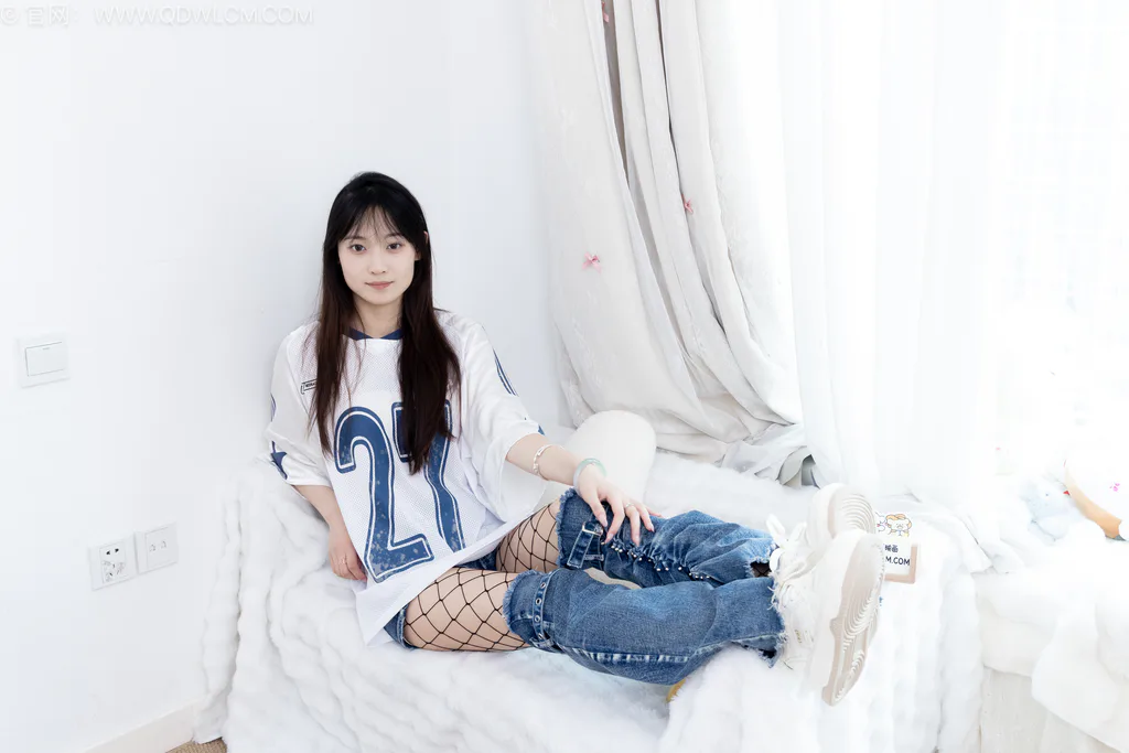 勿恋传媒 NO.2694 山奈-板鞋、黑色往袜、分体牛仔裤[153P/1V/3.68GB]