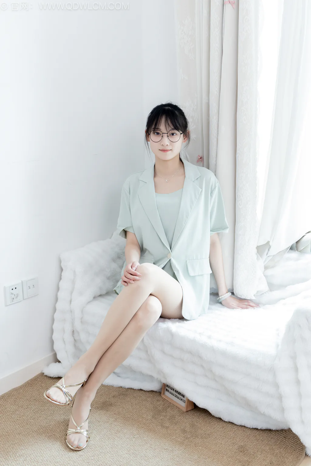 勿恋传媒 NO.2708 山奈-高跟凉鞋、薄肉丝、裸足[159P/1V/6.43GB]
