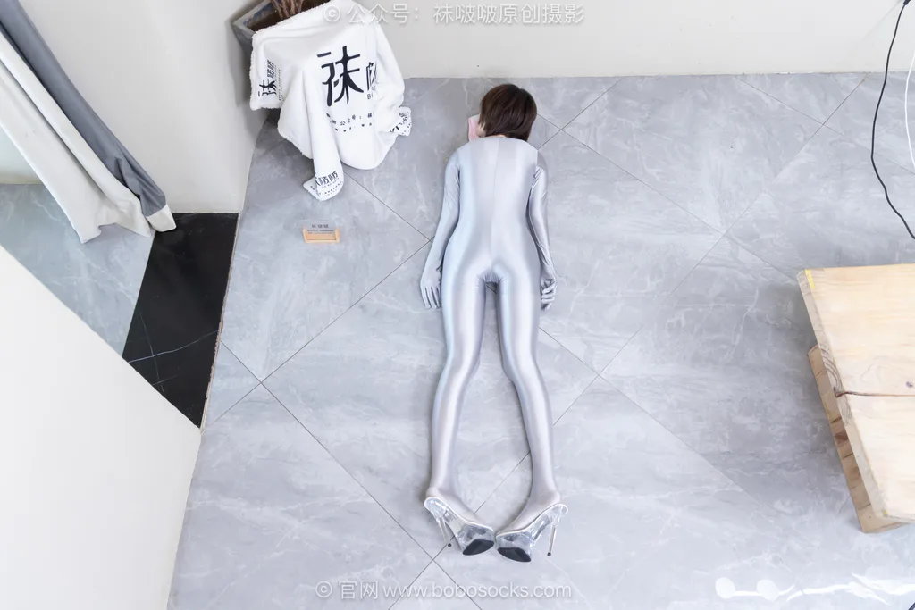 [BoBoSocks袜啵啵]NO.718 小甜豆-高跟凉鞋、银色连体衣[190P/1V/5.85GB]