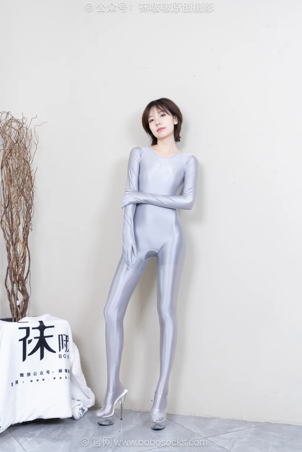 [BoBoSocks袜啵啵]NO.718 小甜豆-高跟凉鞋、银色连体衣[190P/1V/5.85GB] - 2