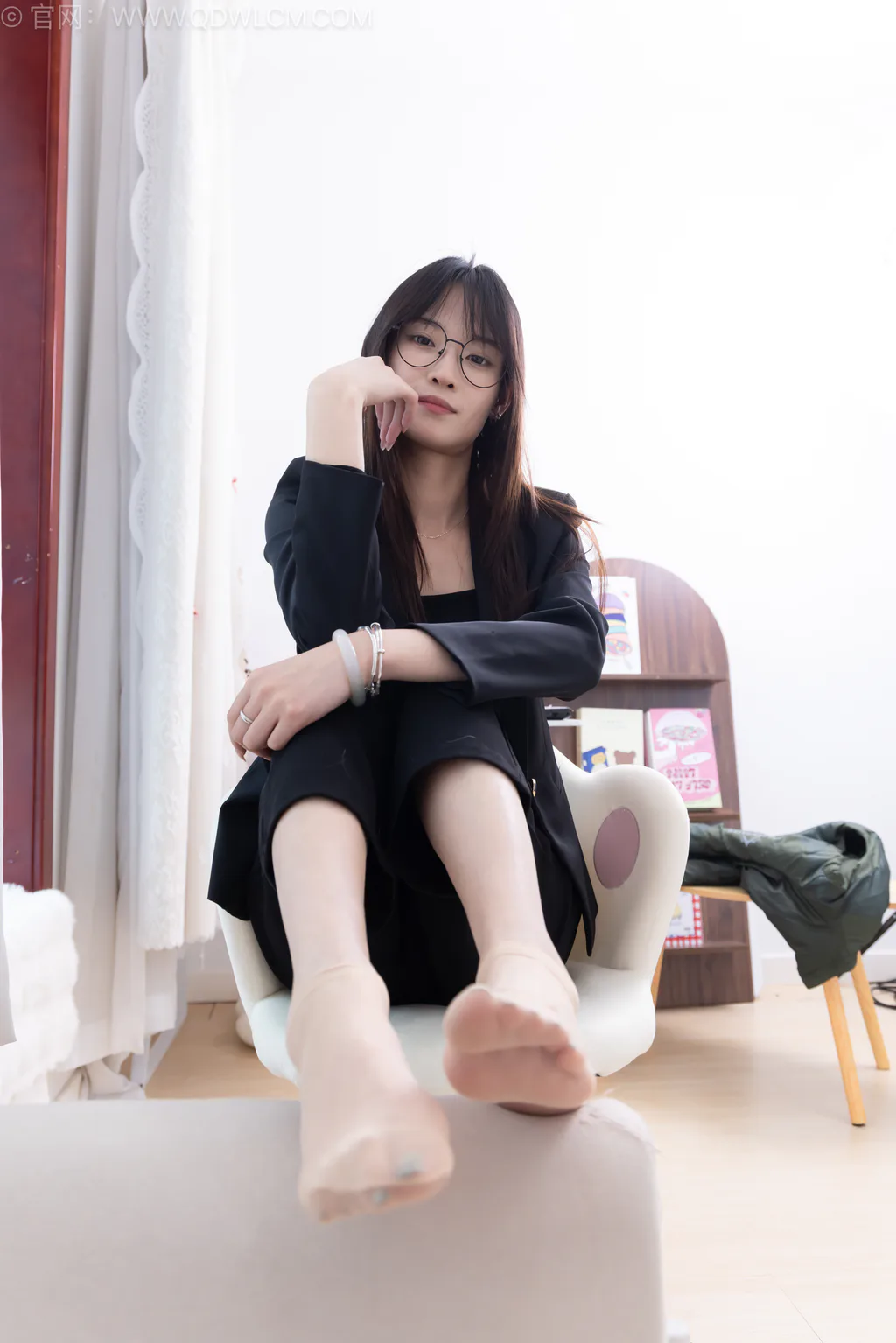 勿恋传媒 NO.2716 山奈-高跟鞋、短肉丝、裸足、ol至服[140P/1V/2.93GB]