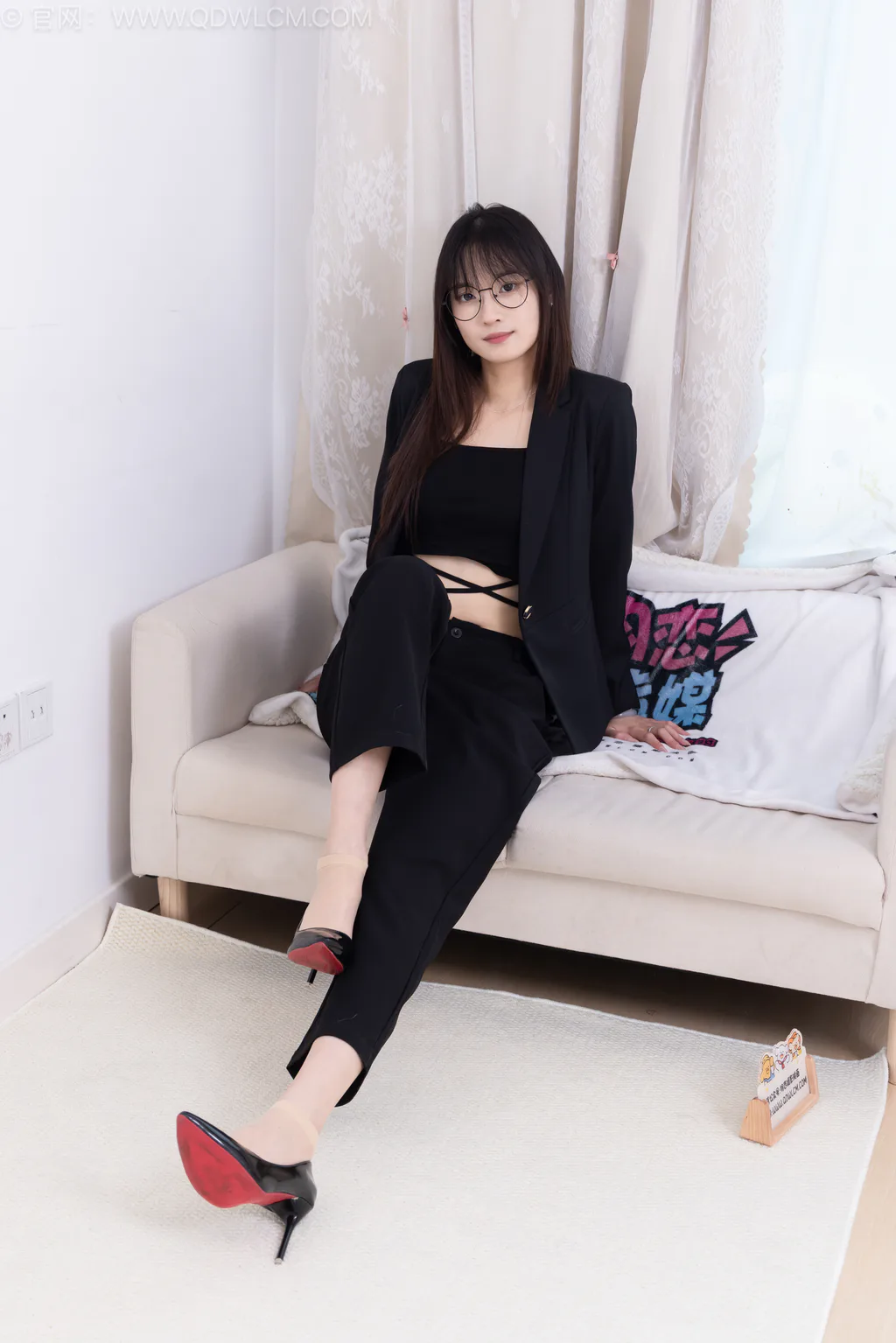勿恋传媒 NO.2716 山奈-高跟鞋、短肉丝、裸足、ol至服[140P/1V/2.93GB] - 3