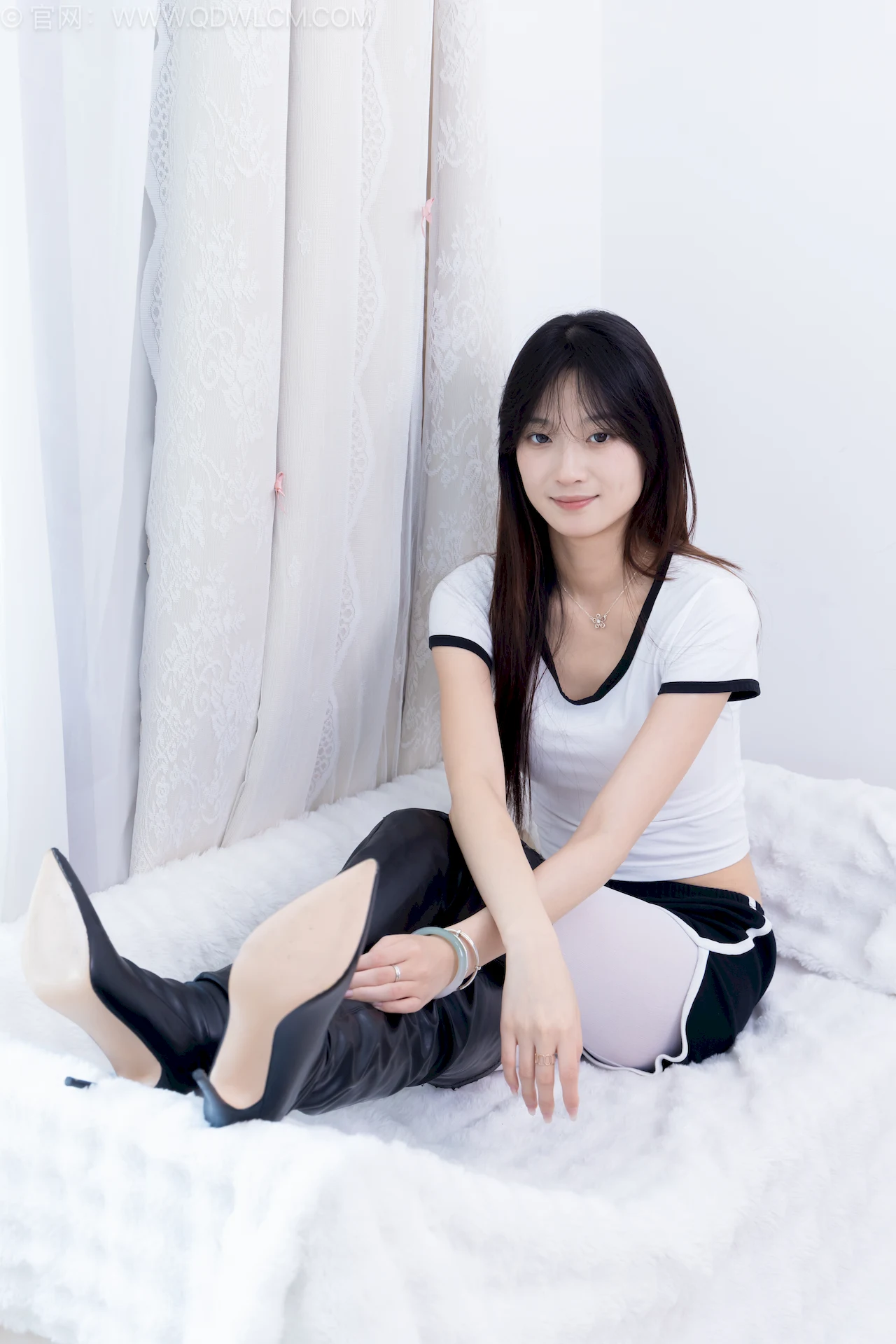 勿恋传媒 NO.2748 山奈-高跟长靴、厚白丝、体操服[155P/1V/3.24GB] - 2
