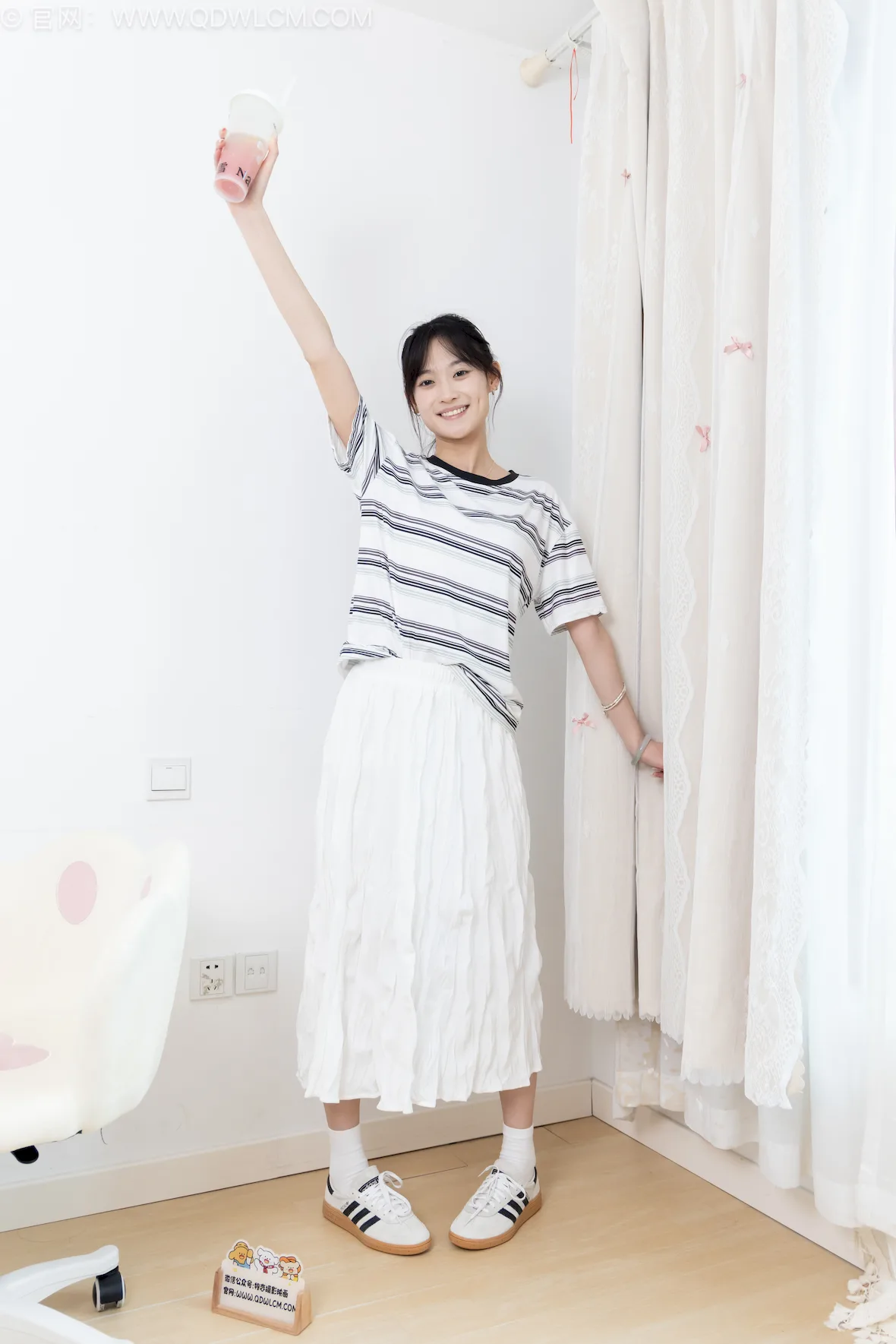 勿恋传媒 NO.2754 山奈-德训鞋、运动鞋、纯白棉袜、短肉丝、裸足[210P/1V/6.06GB] - 3
