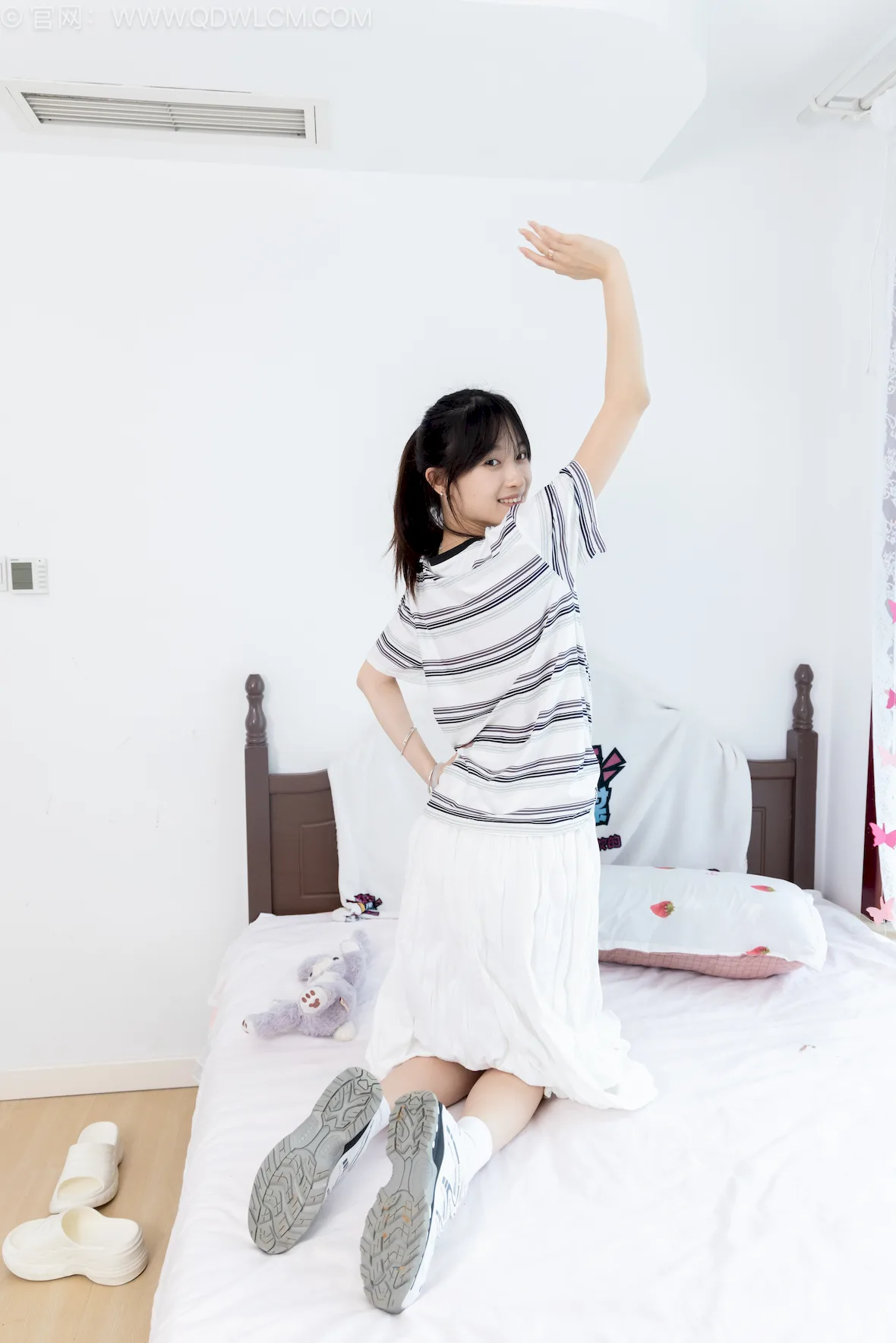 勿恋传媒 NO.2754 山奈-德训鞋、运动鞋、纯白棉袜、短肉丝、裸足[210P/1V/6.06GB] - 4