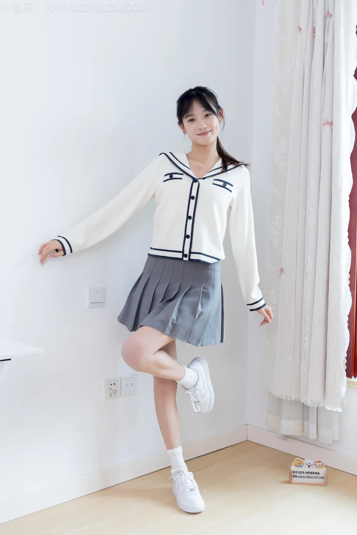 勿恋传媒 NO.2768 山奈-板鞋、白棉袜、裸足、半脱袜子[215P/1V/5.44GB] - 3