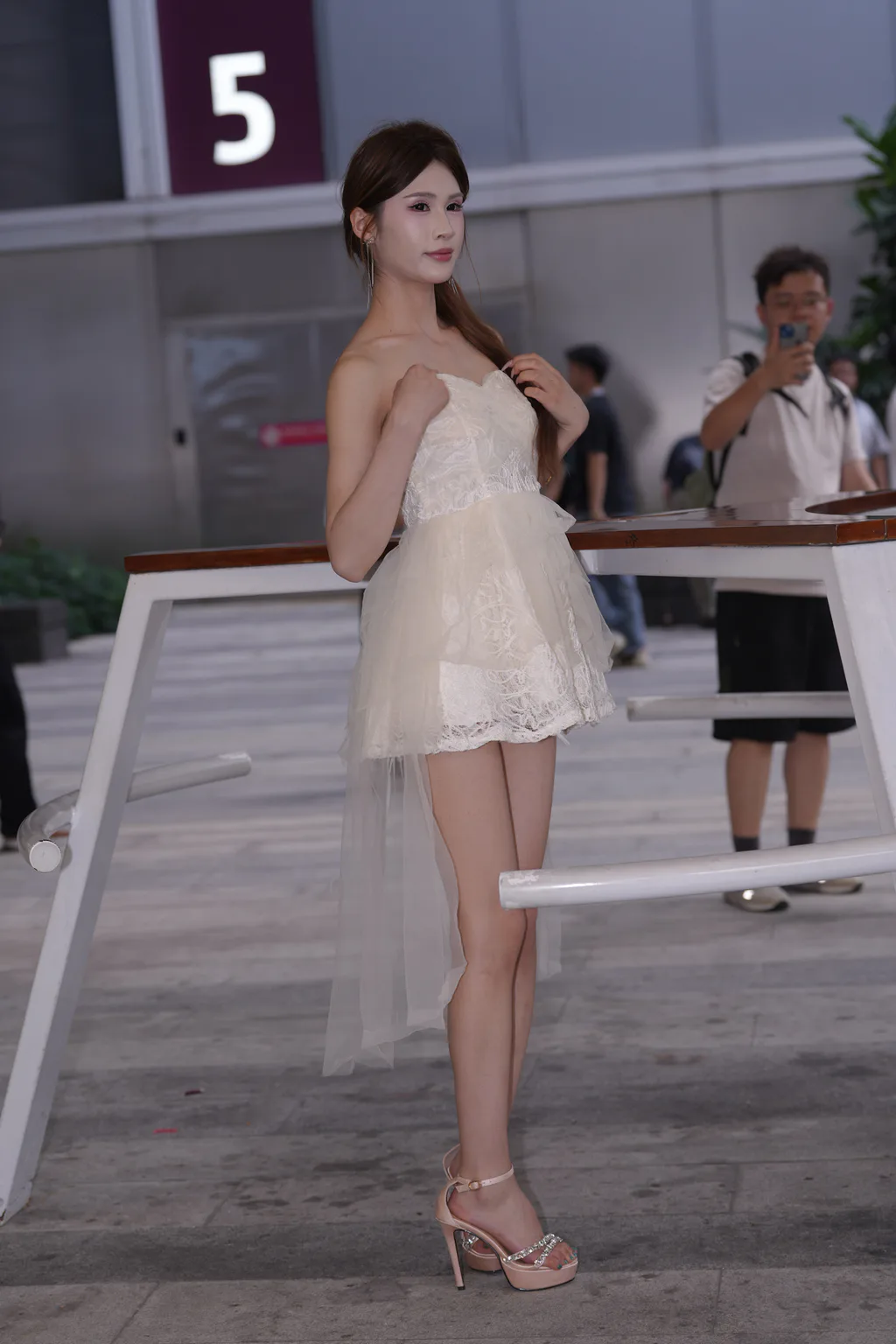 精选街拍作品 NO.7213 白裙甜美莎莎吖[72P/54MB] - 2