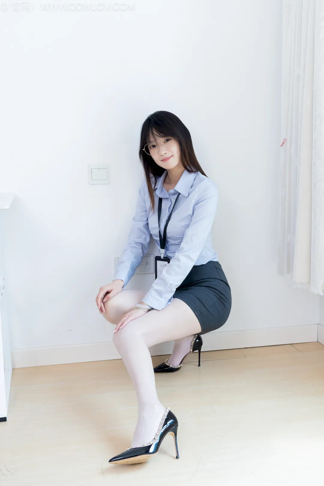 勿恋传媒 NO.2792 山奈-高跟鞋、油亮薄白丝、ol至服[171P/1V/3.41GB] - 2